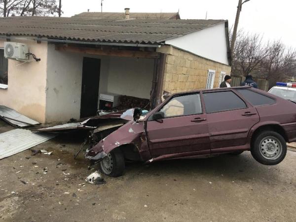 На Ставрополье легковушка врезалась в ограждение частного дома
